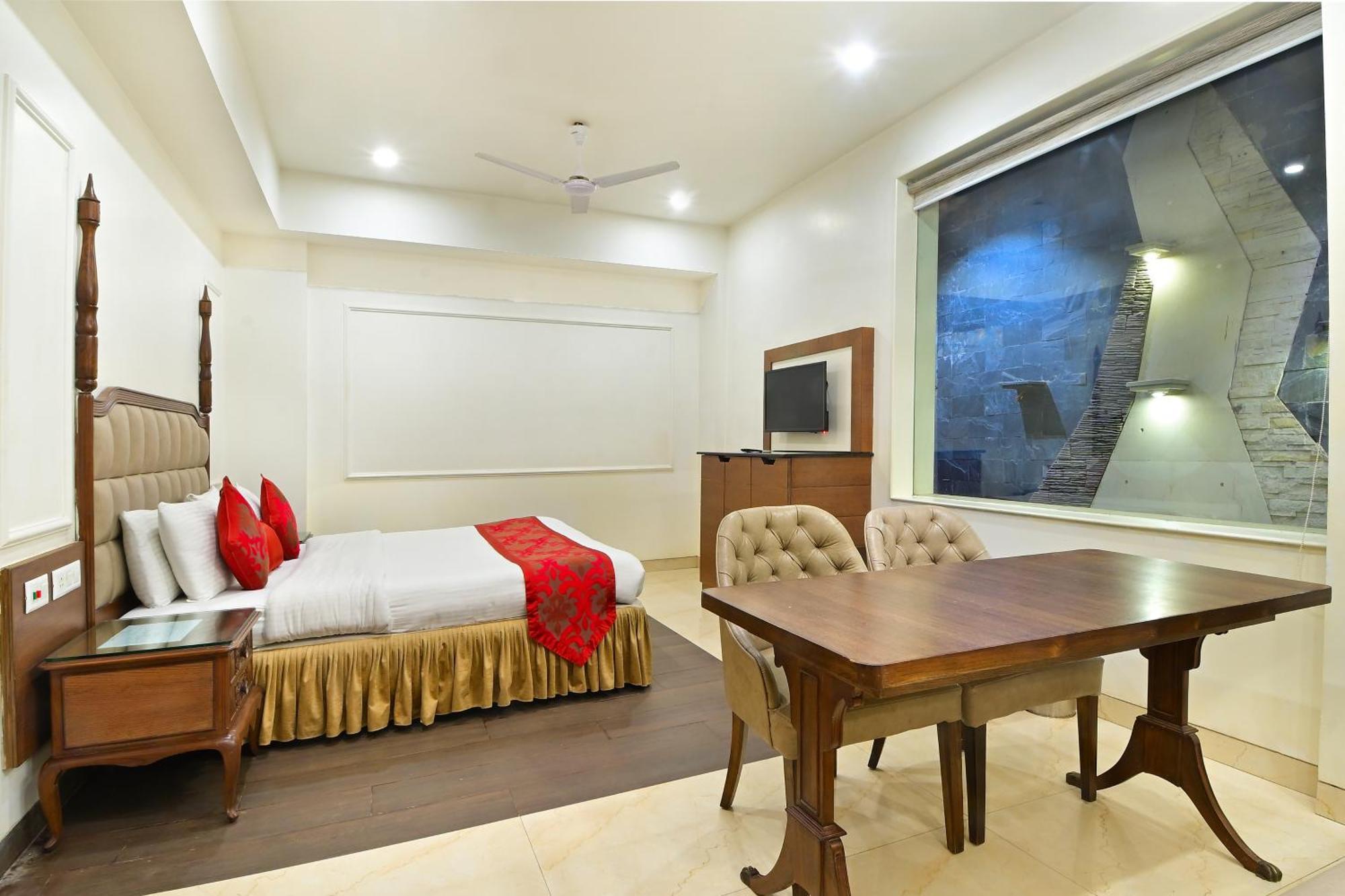 Hari Piorko - Railway Station Hotel